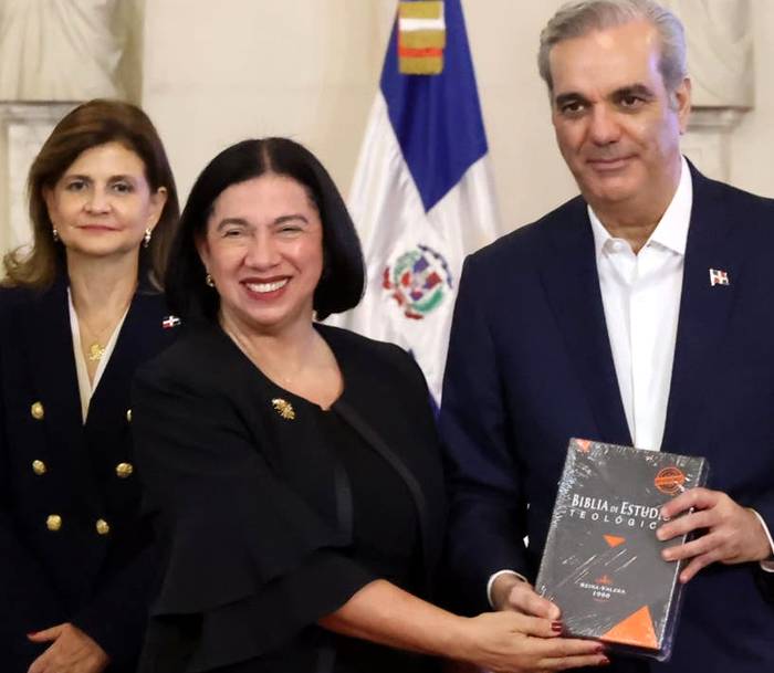 Dominicanos celebran el Día Nacional de la Biblia con su presidente Dominicanos celebran el Día Nacional de la Biblia con su presidente
