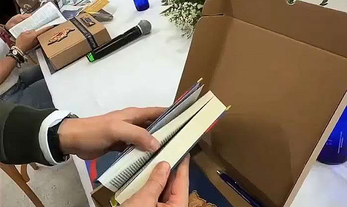 Colombia | De La Espriella hizo un retiro espiritual con su gabinete y les regaló Biblias